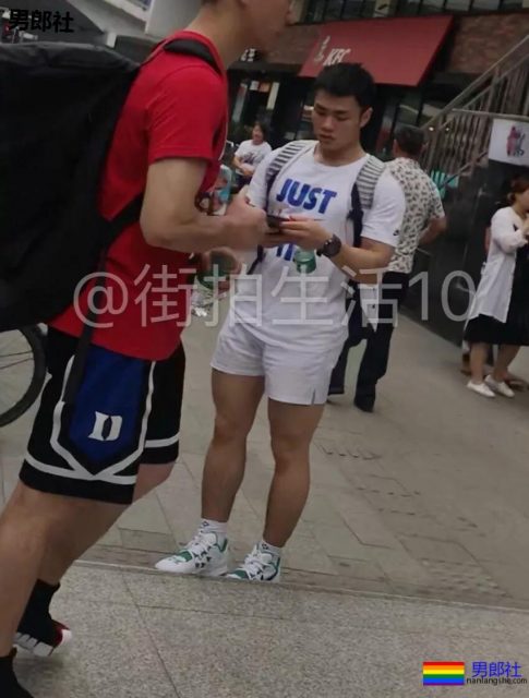 成都体院抓拍运动帅男,巨胸翘屁鼻子挺,短裤穿的太撩人! - 51虹马 成都体院抓拍运动帅男,巨胸翘屁鼻子挺,短裤穿的太撩人! - 51虹马