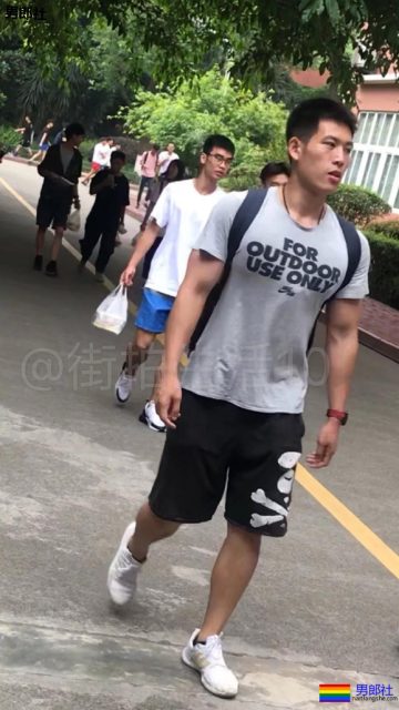 成都体院抓拍运动帅男,巨胸翘屁鼻子挺,短裤穿的太撩人! - 51虹马 成都体院抓拍运动帅男,巨胸翘屁鼻子挺,短裤穿的太撩人! - 51虹马