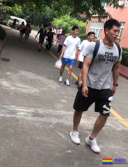 成都体院抓拍运动帅男,巨胸翘屁鼻子挺,短裤穿的太撩人! - 51虹马 成都体院抓拍运动帅男,巨胸翘屁鼻子挺,短裤穿的太撩人! - 51虹马