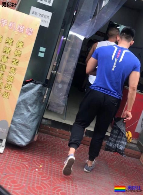 成都体院抓拍运动帅男,巨胸翘屁鼻子挺,短裤穿的太撩人! - 51虹马 成都体院抓拍运动帅男,巨胸翘屁鼻子挺,短裤穿的太撩人! - 51虹马