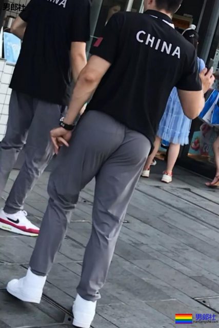 成都体院抓拍运动帅男,巨胸翘屁鼻子挺,短裤穿的太撩人! - 51虹马 成都体院抓拍运动帅男,巨胸翘屁鼻子挺,短裤穿的太撩人! - 51虹马