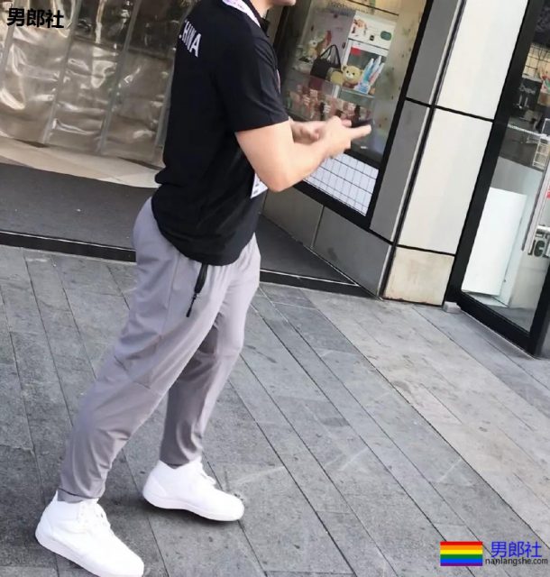 成都体院抓拍运动帅男,巨胸翘屁鼻子挺,短裤穿的太撩人! - 51虹马 成都体院抓拍运动帅男,巨胸翘屁鼻子挺,短裤穿的太撩人! - 51虹马