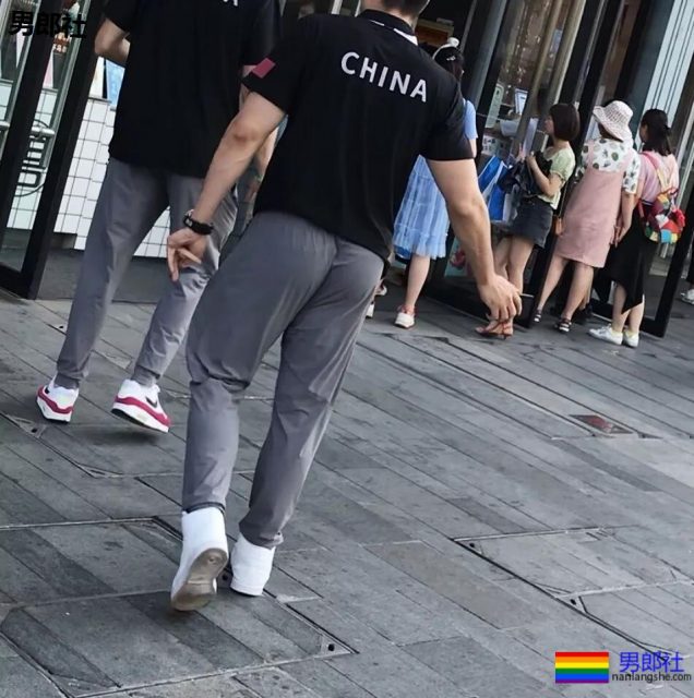 成都体院抓拍运动帅男,巨胸翘屁鼻子挺,短裤穿的太撩人! - 51虹马 成都体院抓拍运动帅男,巨胸翘屁鼻子挺,短裤穿的太撩人! - 51虹马