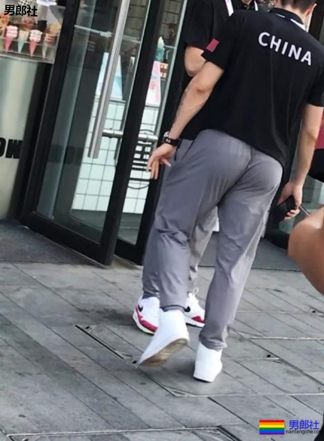 成都体院抓拍运动帅男,巨胸翘屁鼻子挺,短裤穿的太撩人! - 51虹马 成都体院抓拍运动帅男,巨胸翘屁鼻子挺,短裤穿的太撩人! - 51虹马