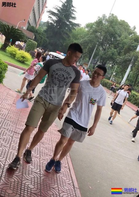 成都体院抓拍运动帅男,巨胸翘屁鼻子挺,短裤穿的太撩人! - 51虹马 成都体院抓拍运动帅男,巨胸翘屁鼻子挺,短裤穿的太撩人! - 51虹马