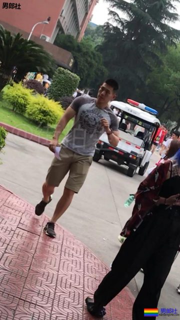 成都体院抓拍运动帅男,巨胸翘屁鼻子挺,短裤穿的太撩人! - 51虹马 成都体院抓拍运动帅男,巨胸翘屁鼻子挺,短裤穿的太撩人! - 51虹马