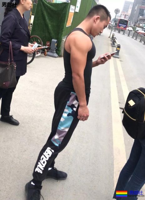 成都体院抓拍运动帅男,巨胸翘屁鼻子挺,短裤穿的太撩人! - 51虹马 成都体院抓拍运动帅男,巨胸翘屁鼻子挺,短裤穿的太撩人! - 51虹马