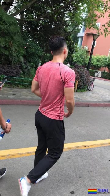成都体院抓拍运动帅男,巨胸翘屁鼻子挺,短裤穿的太撩人! - 51虹马 成都体院抓拍运动帅男,巨胸翘屁鼻子挺,短裤穿的太撩人! - 51虹马