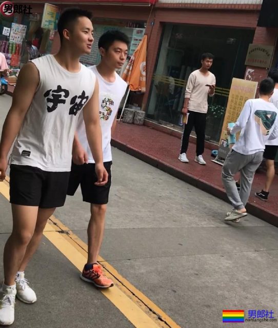 成都体院抓拍运动帅男,巨胸翘屁鼻子挺,短裤穿的太撩人! - 51虹马 成都体院抓拍运动帅男,巨胸翘屁鼻子挺,短裤穿的太撩人! - 51虹马