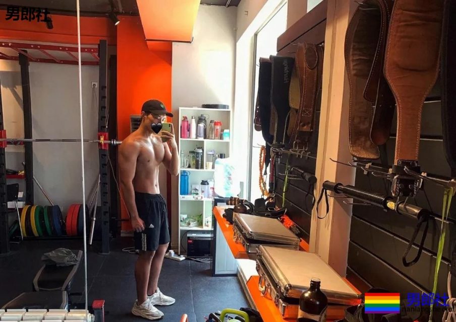 大胸肌网红教练都脱了！我又要补充营养去了！ - 51虹马