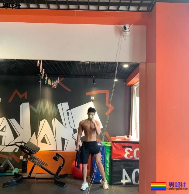 大胸肌网红教练都脱了！我又要补充营养去了！ - 51虹马