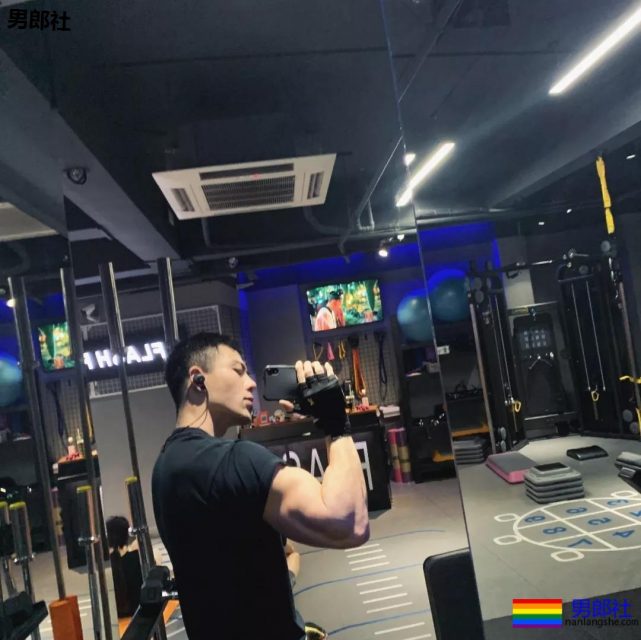 大胸肌网红教练都脱了！我又要补充营养去了！ - 51虹马