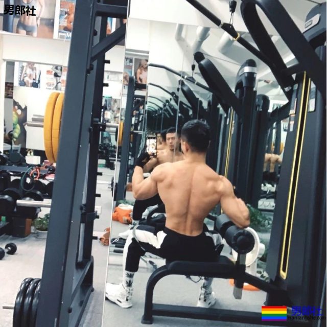 大胸肌网红教练都脱了！我又要补充营养去了！ - 51虹马