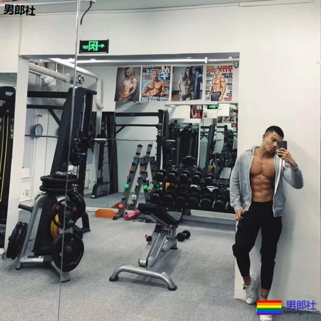 大胸肌网红教练都脱了！我又要补充营养去了！ - 51虹马