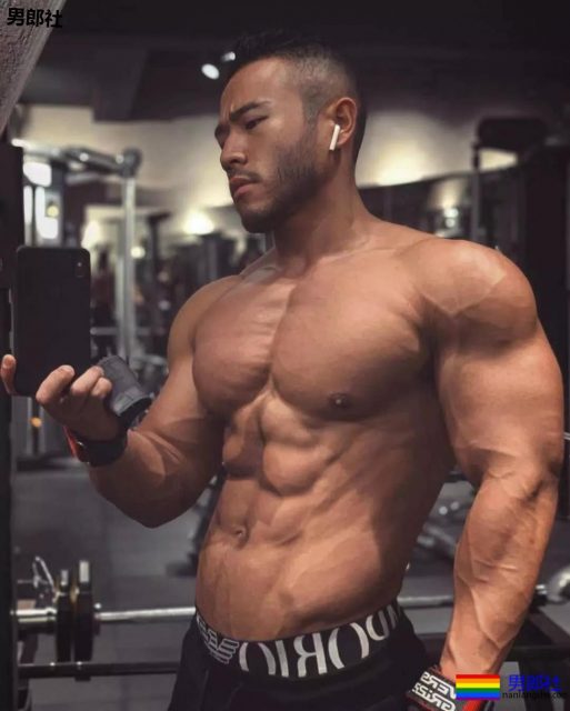 大胸肌网红教练都脱了！我又要补充营养去了！ - 51虹马