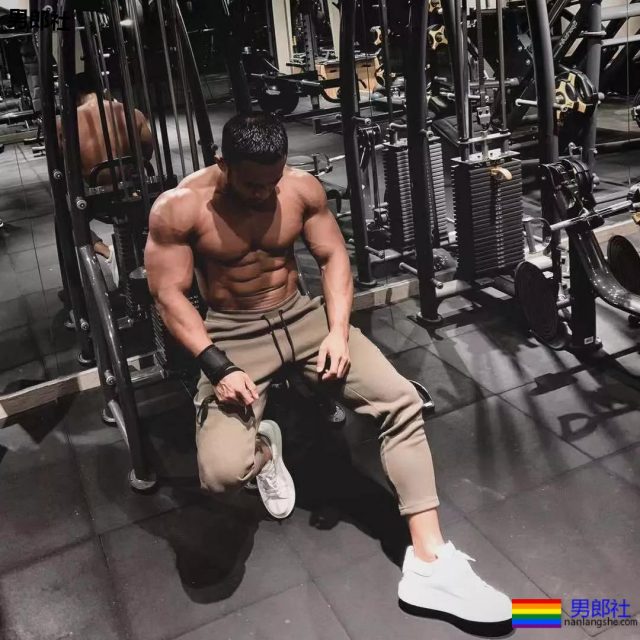 大胸肌网红教练都脱了！我又要补充营养去了！ - 51虹马