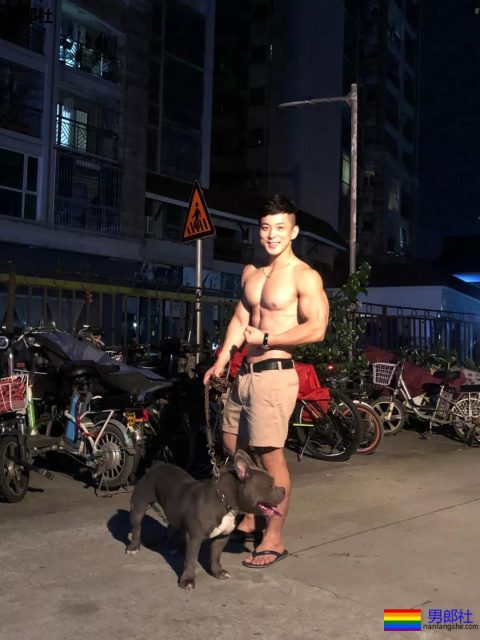 大胸肌网红教练都脱了！我又要补充营养去了！ - 51虹马