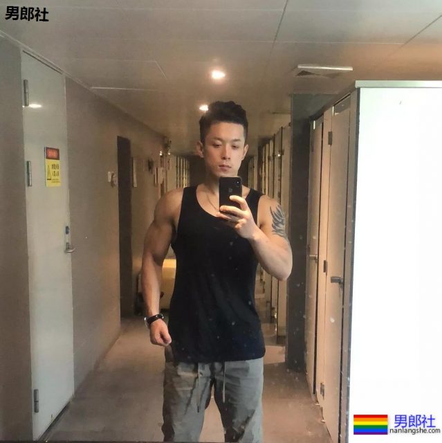 大胸肌网红教练都脱了！我又要补充营养去了！ - 51虹马