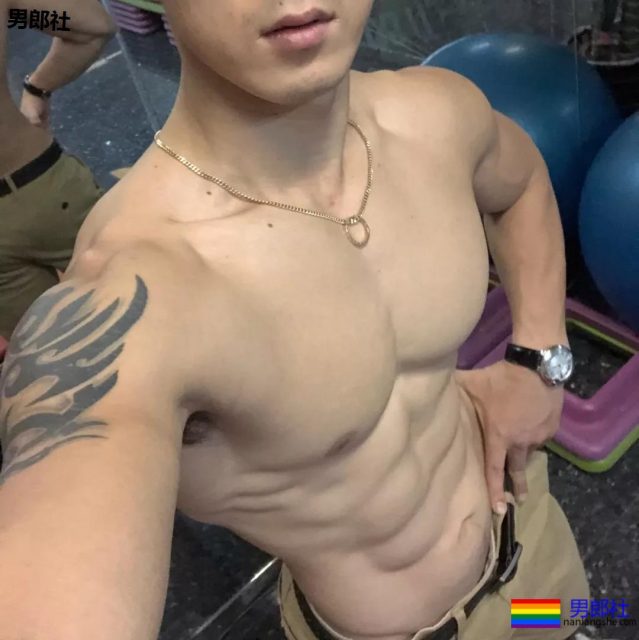 大胸肌网红教练都脱了！我又要补充营养去了！ - 51虹马