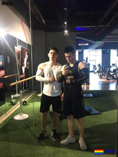 大胸肌网红教练都脱了！我又要补充营养去了！ - 51虹马