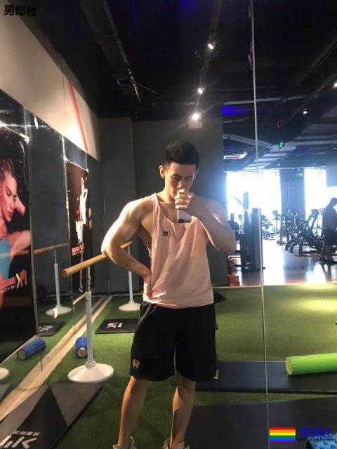 大胸肌网红教练都脱了！我又要补充营养去了！ - 51虹马