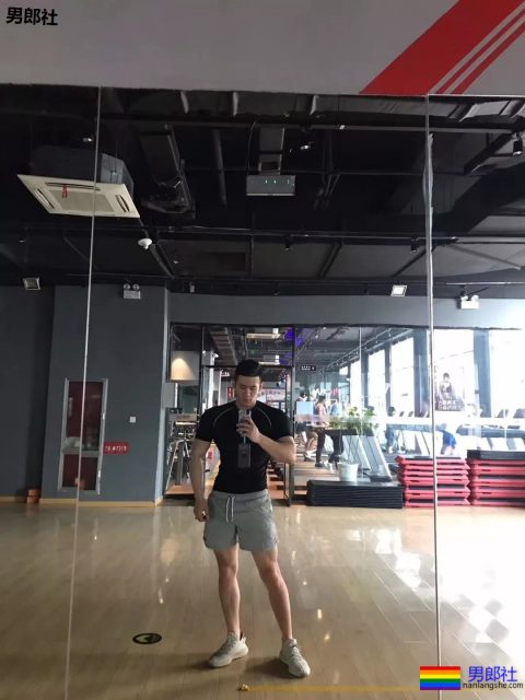 大胸肌网红教练都脱了！我又要补充营养去了！ - 51虹马