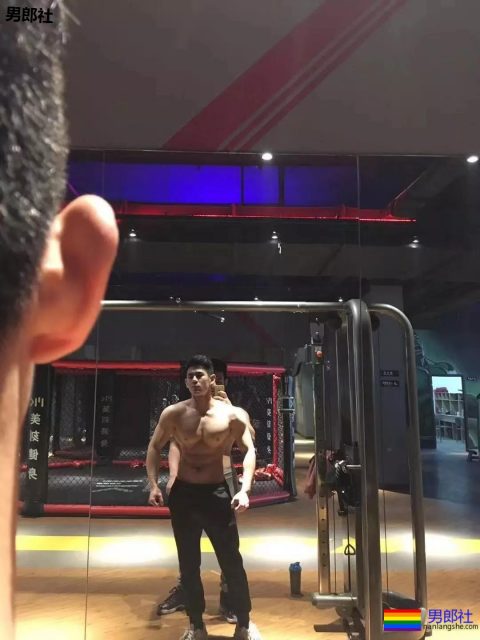 大胸肌网红教练都脱了！我又要补充营养去了！ - 51虹马