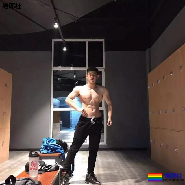 大胸肌网红教练都脱了！我又要补充营养去了！ - 51虹马