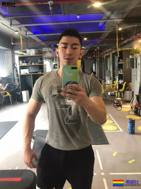 大胸肌网红教练都脱了！我又要补充营养去了！ - 51虹马