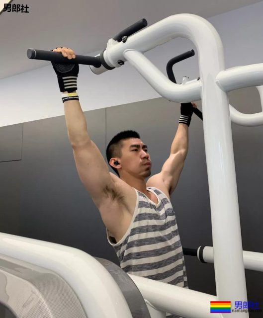 大胸肌网红教练都脱了！我又要补充营养去了！ - 51虹马