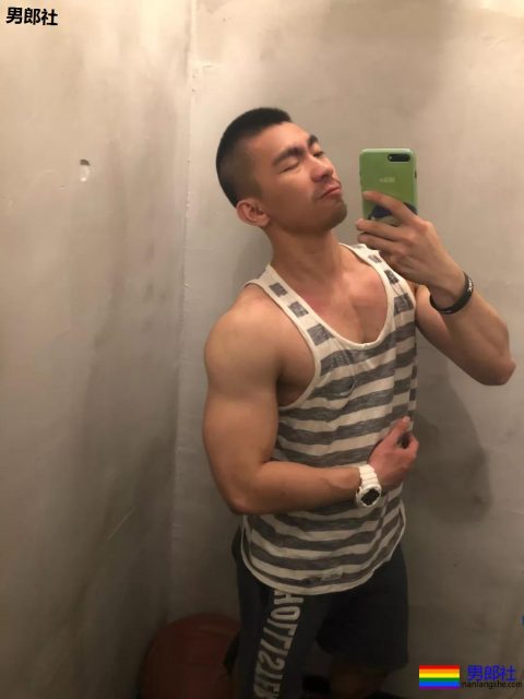 大胸肌网红教练都脱了！我又要补充营养去了！ - 51虹马