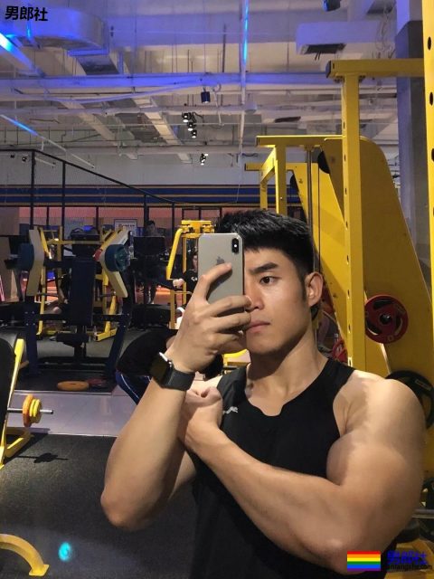 大胸肌网红教练都脱了！我又要补充营养去了！ - 51虹马