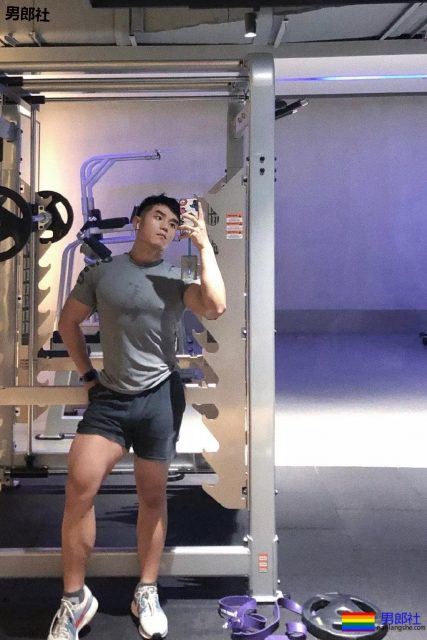 大胸肌网红教练都脱了！我又要补充营养去了！ - 51虹马