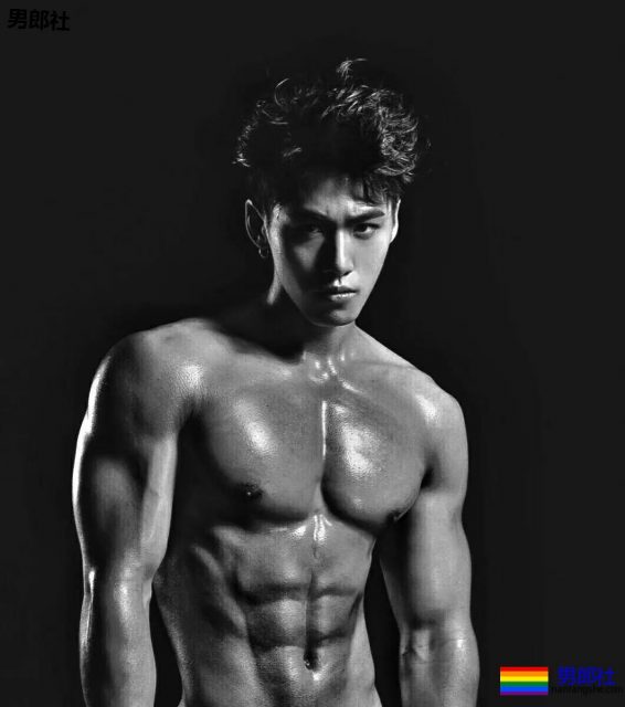 大胸肌网红教练都脱了！我又要补充营养去了！ - 51虹马