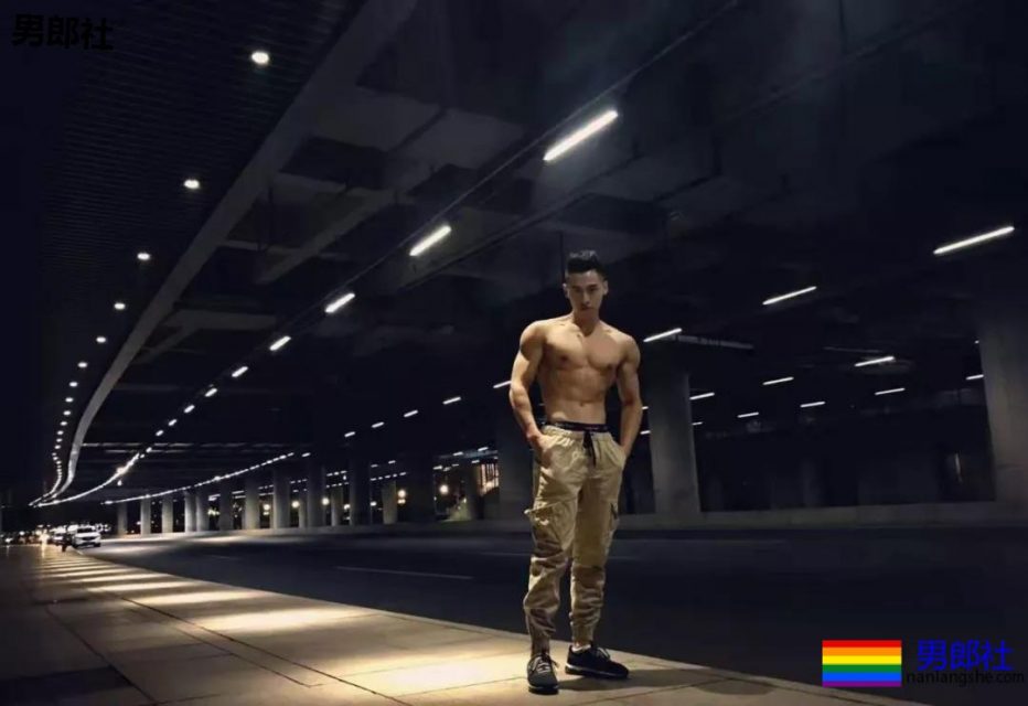 大胸肌网红教练都脱了！我又要补充营养去了！ - 51虹马