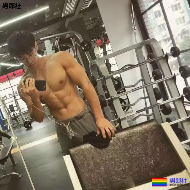 大胸肌网红教练都脱了！我又要补充营养去了！ - 51虹马