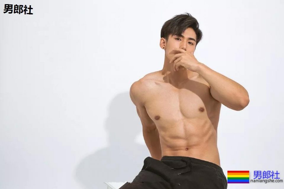 大胸肌网红教练都脱了！我又要补充营养去了！ - 51虹马