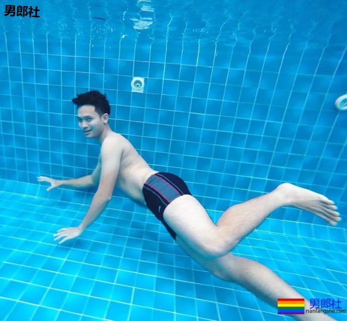 被包裹着的白袜体育生帅哥...腿毛真长 - 51虹马