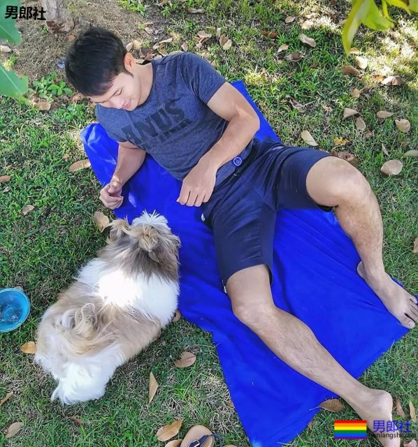 被包裹着的白袜体育生帅哥...腿毛真长 - 51虹马