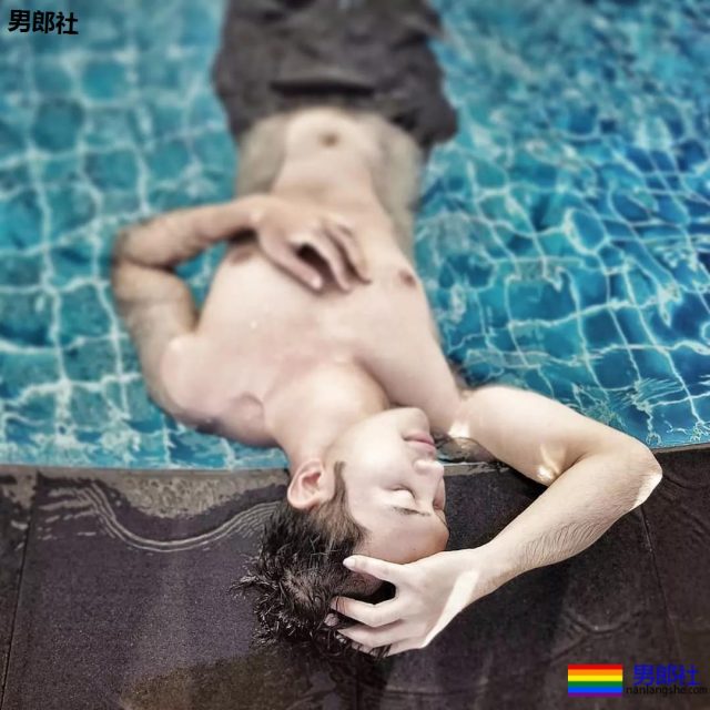 被包裹着的白袜体育生帅哥...腿毛真长 - 51虹马