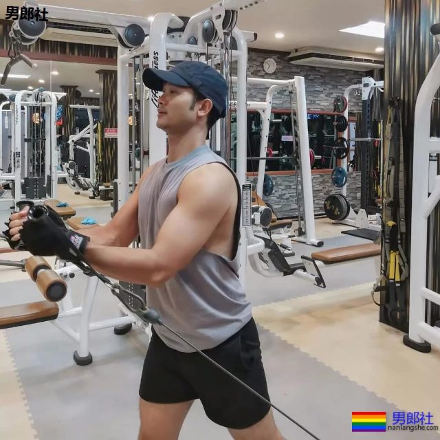 被包裹着的白袜体育生帅哥...腿毛真长 - 51虹马