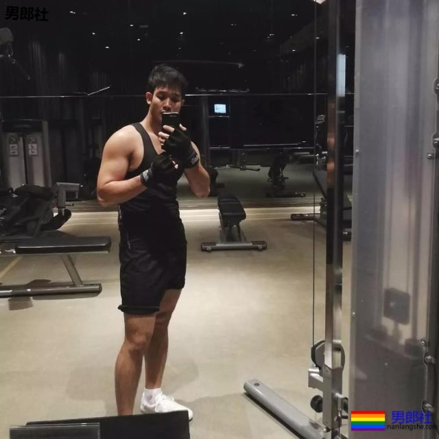 被包裹着的白袜体育生帅哥...腿毛真长 - 51虹马