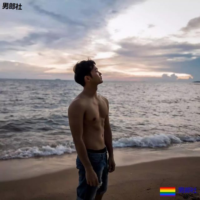 被包裹着的白袜体育生帅哥...腿毛真长 - 51虹马