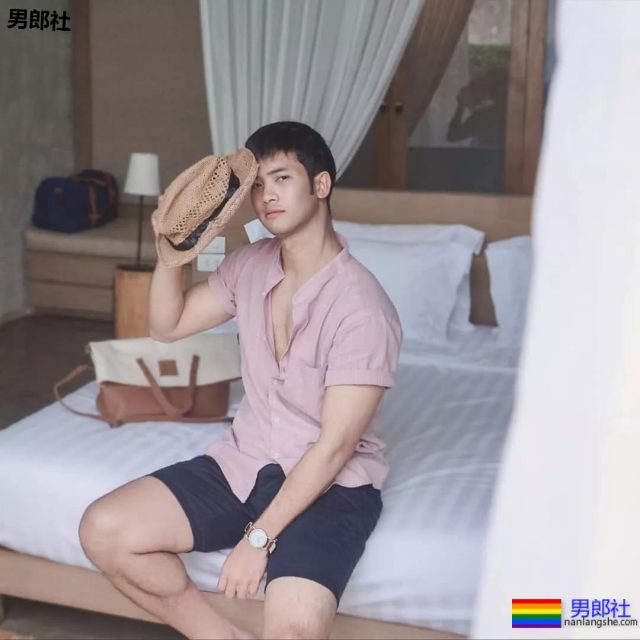 被包裹着的白袜体育生帅哥...腿毛真长 - 51虹马