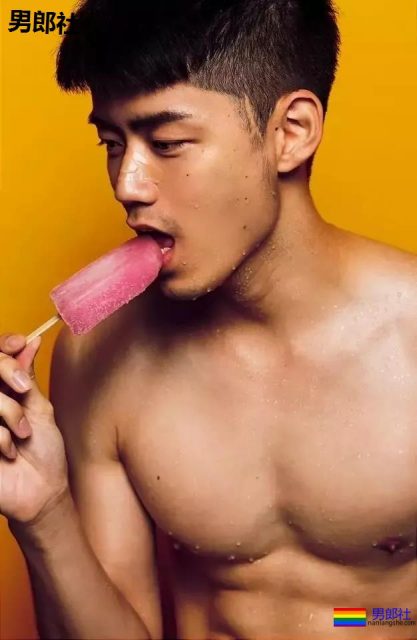 当红肌肉小狼狗“吃袜子”?这些天菜的美好肉体太抢眼! - 51虹马 当红肌肉小狼狗“吃袜子”?这些天菜的美好肉体太抢眼! - 51虹马