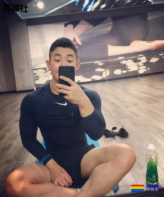 微博上神似郑凯的肌肉男，臀要翘到天上去了！ - 51虹马