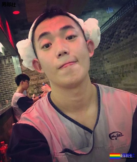 微博上神似郑凯的肌肉男，臀要翘到天上去了！ - 51虹马