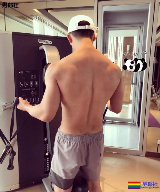 微博上神似郑凯的肌肉男，臀要翘到天上去了！ - 51虹马