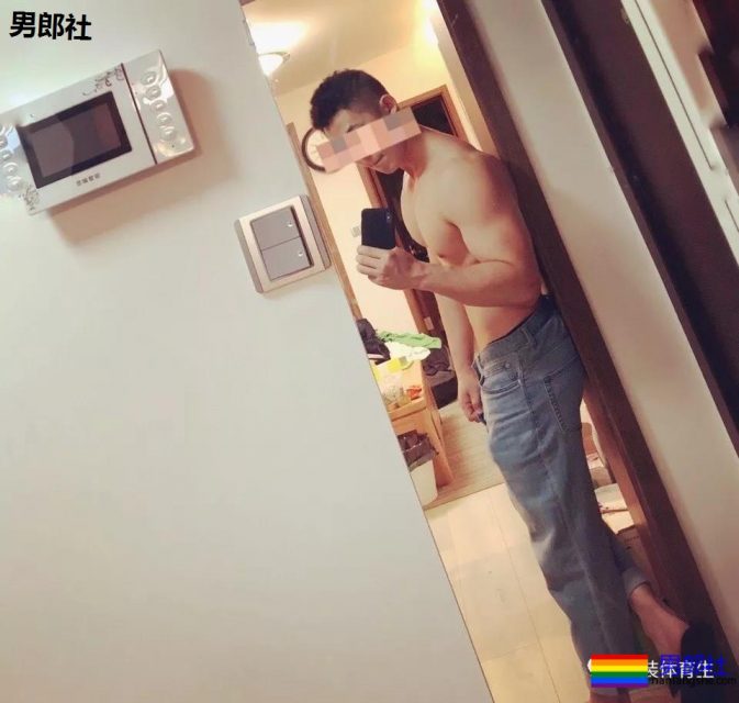 微博上神似郑凯的肌肉男，臀要翘到天上去了！ - 51虹马