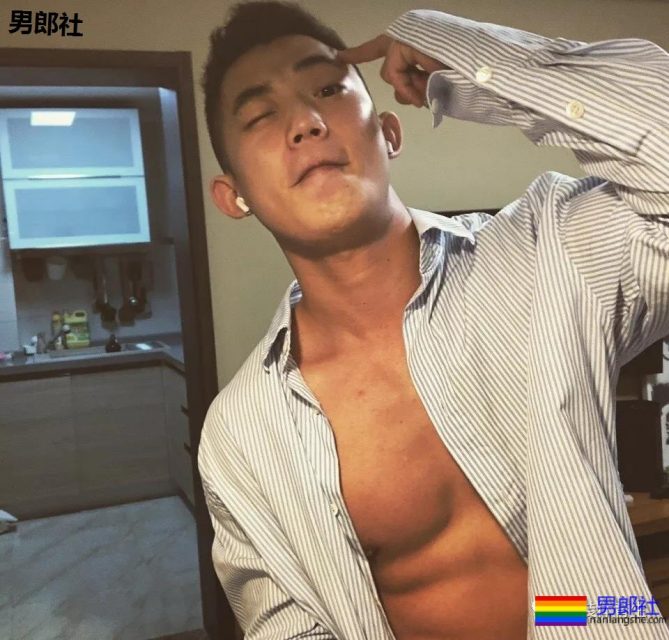 微博上神似郑凯的肌肉男，臀要翘到天上去了！ - 51虹马